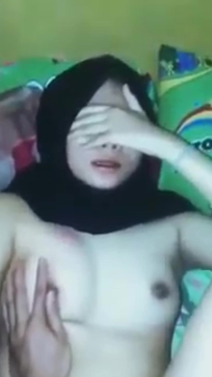 Noah: Una Donna Con Un Nuovo Paio Di Occhiali Da Sole...