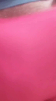 Renflement rose se promène dans la maison