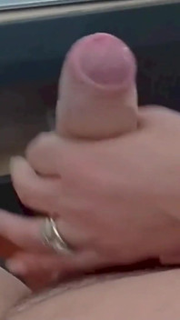 POV MILF cu masturbare manuală cu spermă pe mâini