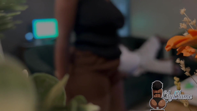 Afrocummy: Escalofriante jugando fornita, comiendo coño y follando en el sofá