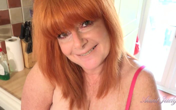 Aunt Judy&#039;s: AuntJudys - Melanie, rousse mature de 56 ans à forte poitrine, se masturbe (coaching...