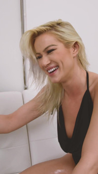 Schmutzige blonde schlampe genießt es, lustige sexspiele mit ihrem BBC-freund zu spielen