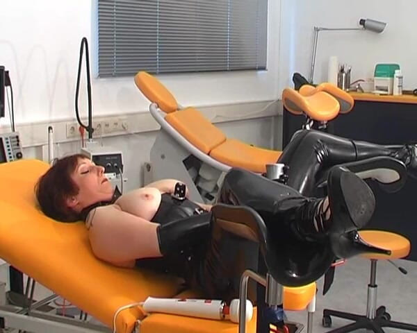 Rubber & Clinic Studio - 1ATOYS: 在gyntable上用橡胶自慰