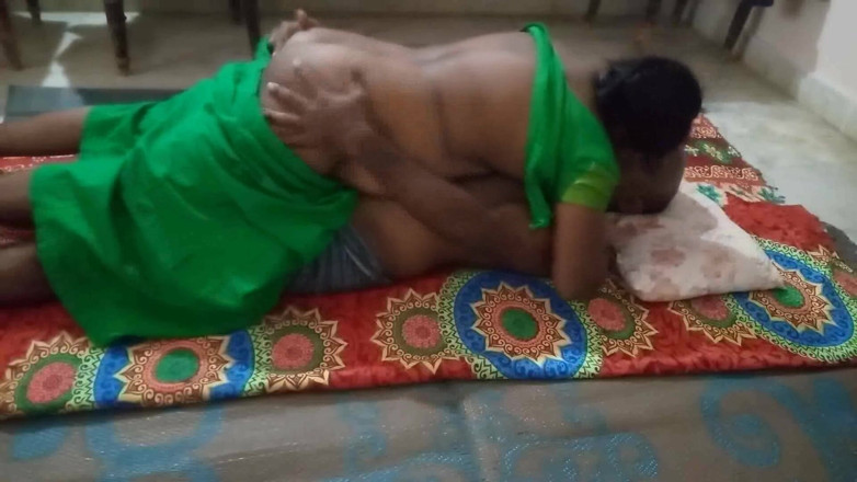 Desi palace: Joven esposa india caliente mamada y misionero