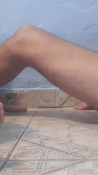 Saya mendapat lelaki saya miang dengan memancut zakarnya dengan pam kaki.