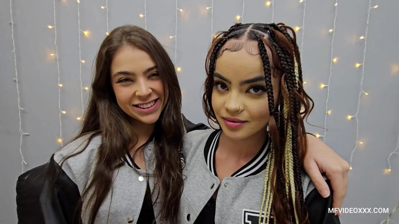 MF Lesbian: Ciuman lesbian muda yang gerah