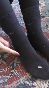 주인의 검은 양말은 손질을 받고 싶다! 진공 청소기와 다과! POV, JOI, 레이디 빅토리아 발렌테