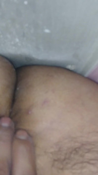 与一个富有的拉丁女郎发生性关系，一个年轻的 21 岁处女与大白屁股。