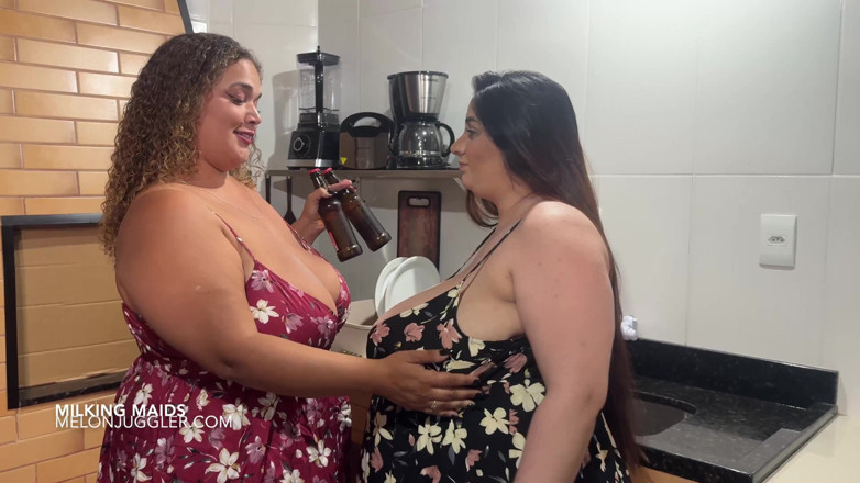 Melon Juggler: Las lecheros latinas Analua grandota y Julia Leite