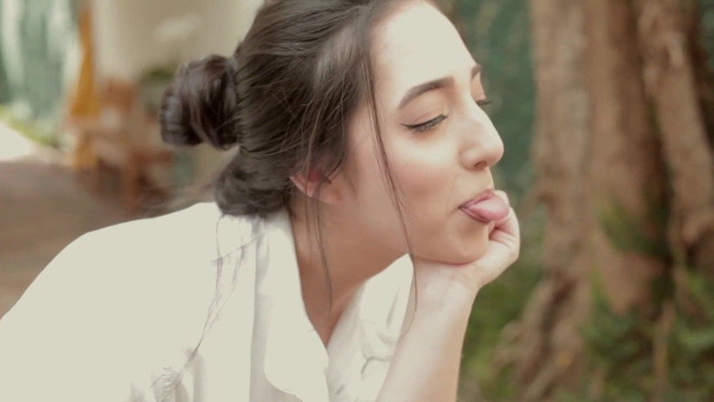Quente club: Artist Fucks Her Live Model in Her Backyard