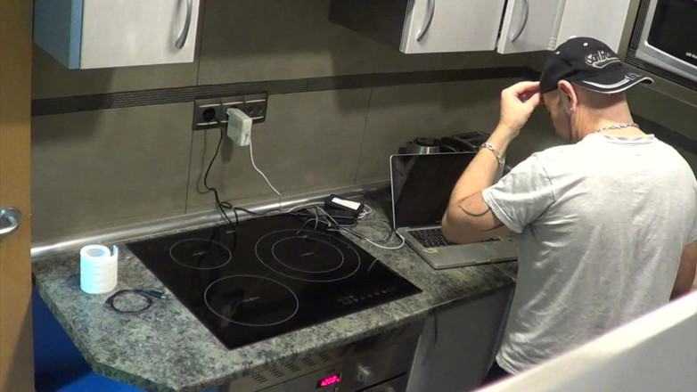 Gaybareback: HWebcam older guy fucked bareback in the kitchen