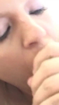 Pov la ragazza europea bionda alexis coccola il tuo grosso cazzo nero con la sua sega paradisiaca e il suo pompino