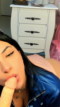 Emanuelly Raquel Nico Robin cosplay ile sizi defalarca boşaltır, yüz spermi ve vajina ile banyo