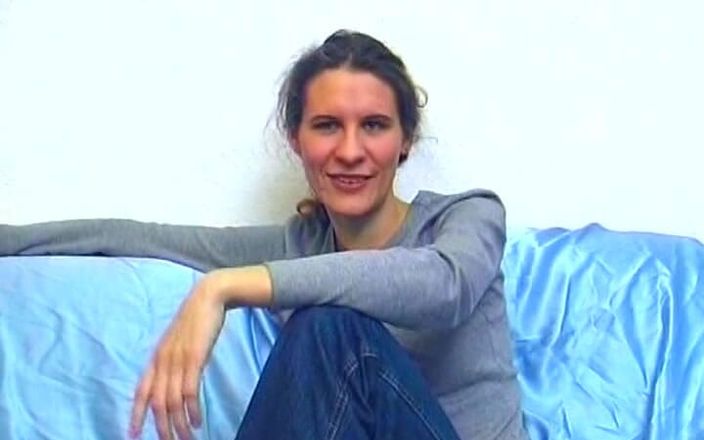 Deutsche Madchen: Cewek cantik jerman rambut cokelat pamer memek di depan kamera