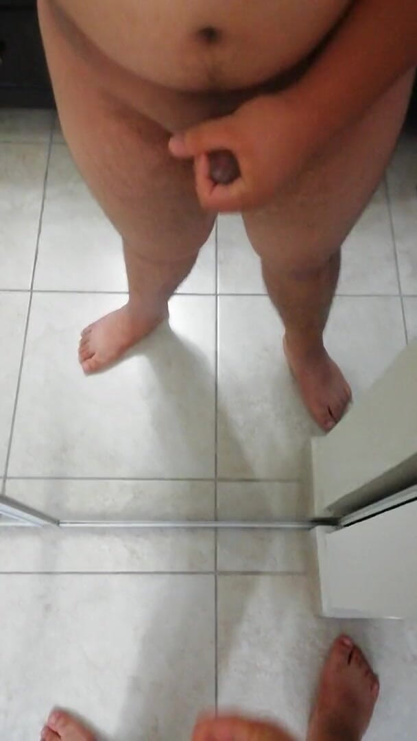 Cock vids and only cock vids.: Tipul dolofan își masturbează pula mică în oglindă