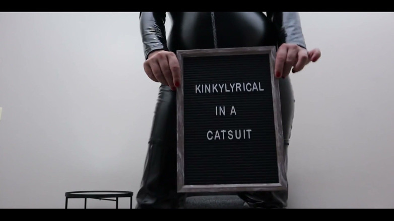 Kinky Lyrical: Perversă într-un costum de pisică și cizme
