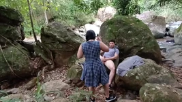 女の子は大学卒業後、森の中で先生にファックさせます。彼女はとても親切で、彼にそれを録音させてくれます