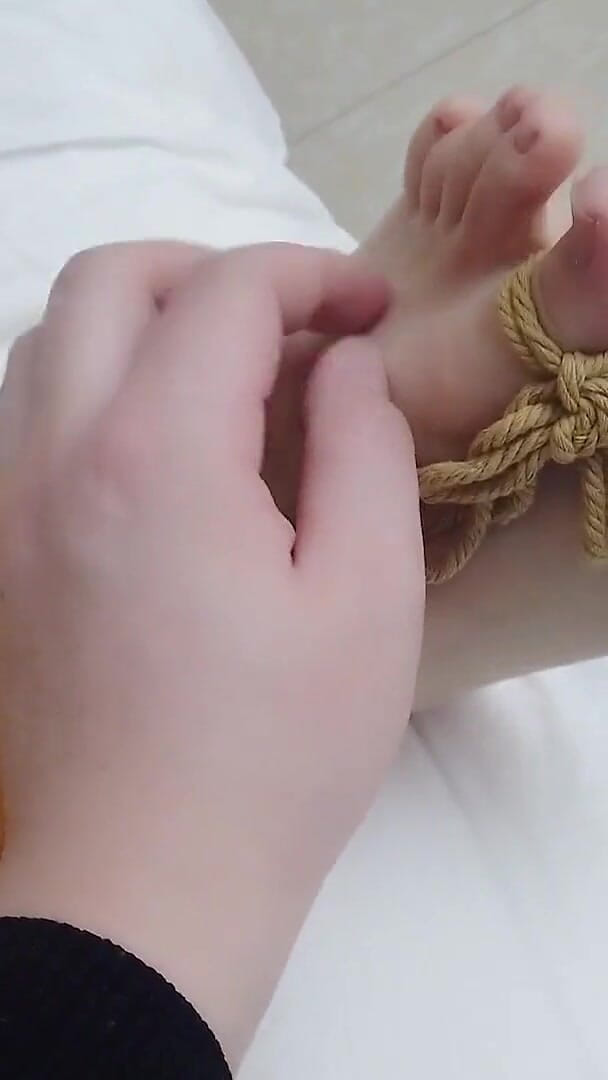 Asian bondage: Aus der Ich-Perspektive wird die Freundin von Kopf bis Fuß...