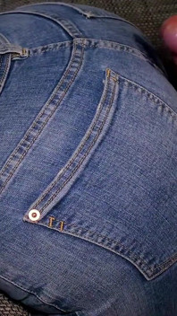 Paja y corrida en su culo cubierto de jeans después de rasgadas - programador esposa