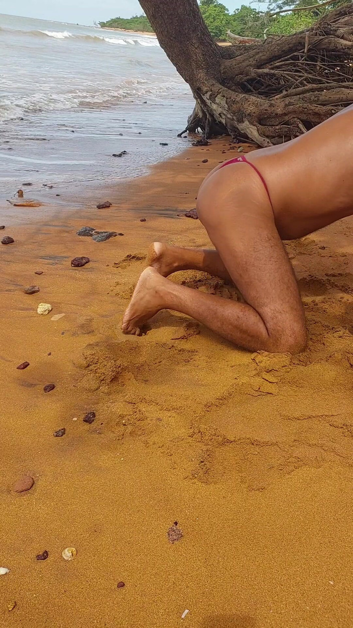 Ladysilvas: Ladysilva Кроссдрессер в сексуальных трусиках показывает ее горячую задницу на пляже