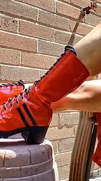 Retro, rote knie hohe stiefel - stiefelshow vol. 2