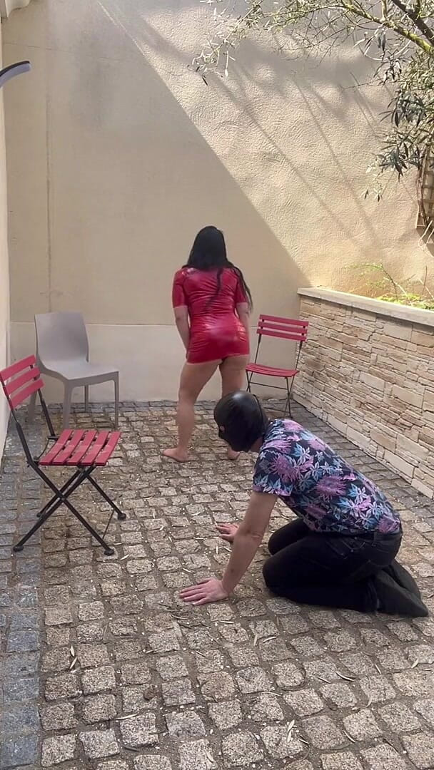 Maitresse Clara: Cleaning My Dirty Feet...