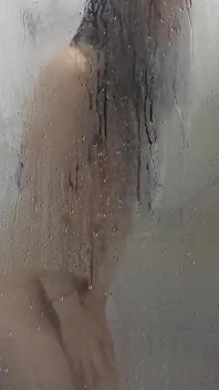 Ele a fode no chuveiro, sexo delicioso com uma mulher de 18 anos enquanto ela toma banho