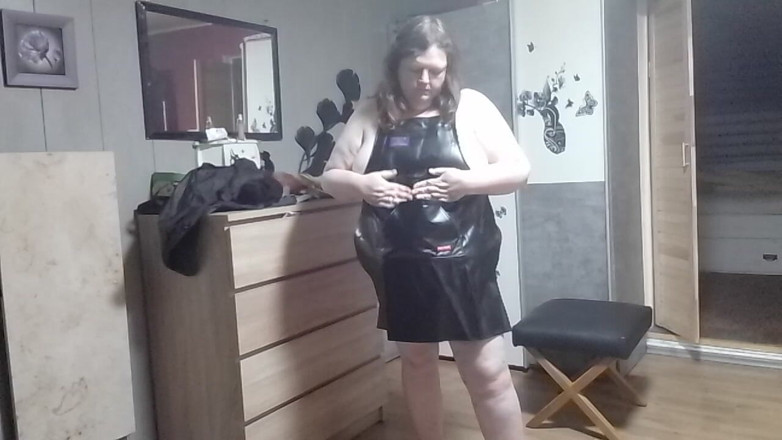 tammara big: Black Lacquer Apron
