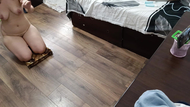 Mirsur: Istri seksi lagi olahraga sambil bugil di rumah