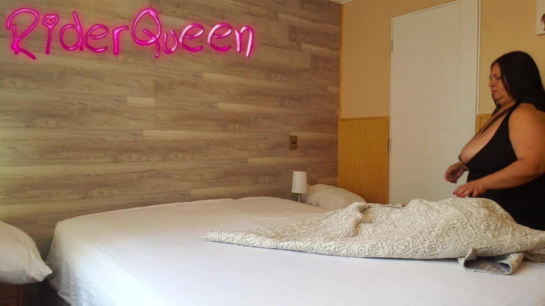 Riderqueen BBW Step Mom Latina Ebony: Milf gordinha faz cama