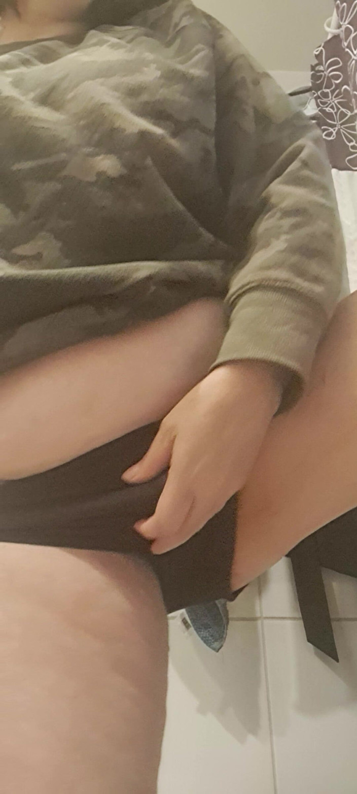 Mommy big hairy pussy: 湿润多毛的开场