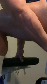 Anální dildo šukání v tělocvičně