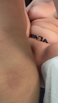 Vidím, že moje sexy zrzavá nevlastní sestra se doma nudí, tak navrhuji sadu šálků se špinavým stavem.