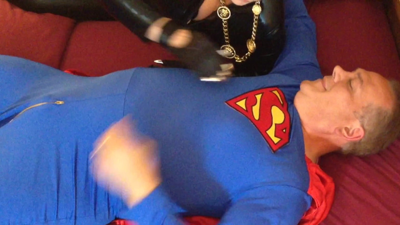 Carmen Angel: Nine Kedi Kadın Süpermen'in Yarağını Emiyor!