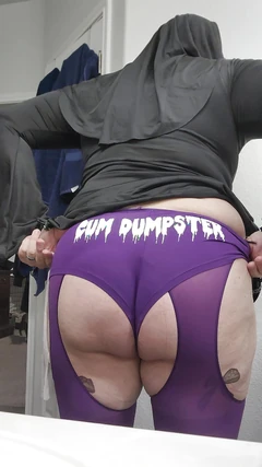 Неслухняний нум поклоняється церкві члена