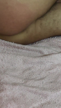 Retro twink boy brinca e mostra seu cu rosa quente se preparando para anal