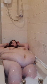 İri güzel kadın banyo zamanı eğlencesi ve göbek sallıyor