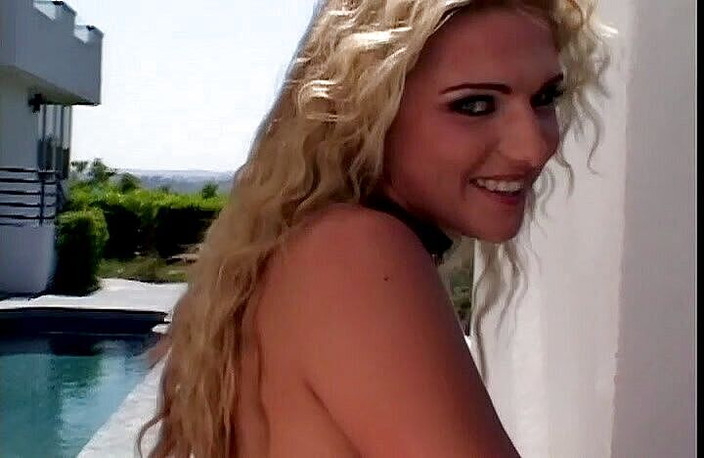 Perfect Porno: Modelo rubia alta y tetona caliente con consolador en el...