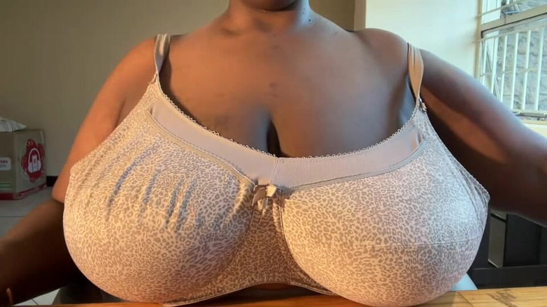 Legendary Booty Overdose: Tía de ébano juega con vibrador y fetiche gimiendo