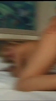Peituda travesti com enorme pau fode e goza na boca jovem com buceta peluda