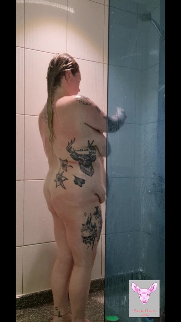 Bambi_beauty1: Douche anaal spel