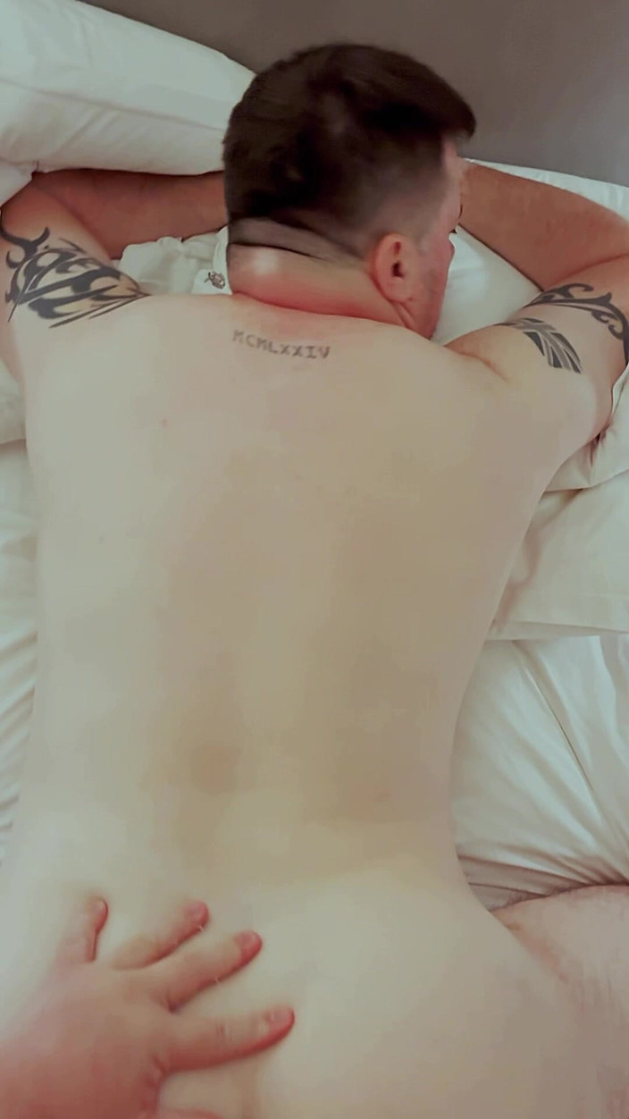 uktattooedchub74: Finger mitt hål knullar mitt hål