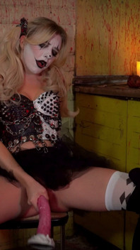 Blonder clown dildo lutscht und fickt ihre enge muschi