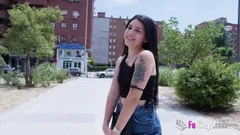 Paola White toma el desafío de Monstercock: ¡Bienvenido al porno, nena!