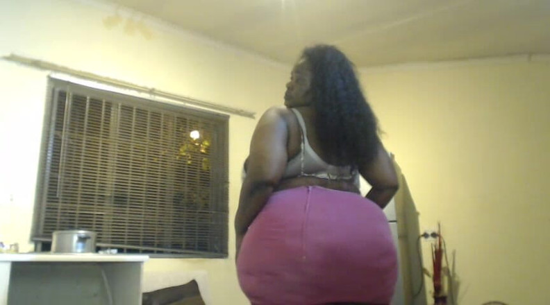 Legendary Booty Overdose: Máy bay bà già gợi cảm thoát y