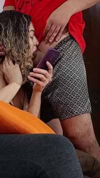 Madrasta de repente recebe um pau na cara e chupa até gozar.
