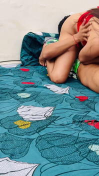 Je partage un lit avec ma petite demi-sœur en vacances, une nuit de folie dont on n’aurait probablement pas dû parler