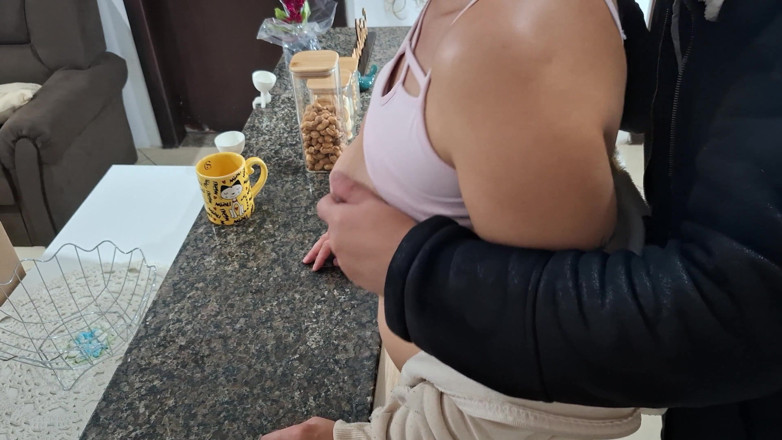 Gabi SweetCouplesStories: O fiică vitregă este surprinsă în timp ce ia micul dejun.