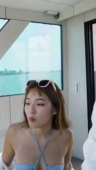 Jin dan teman-temannya naik perahu dan dia meniduri kapten