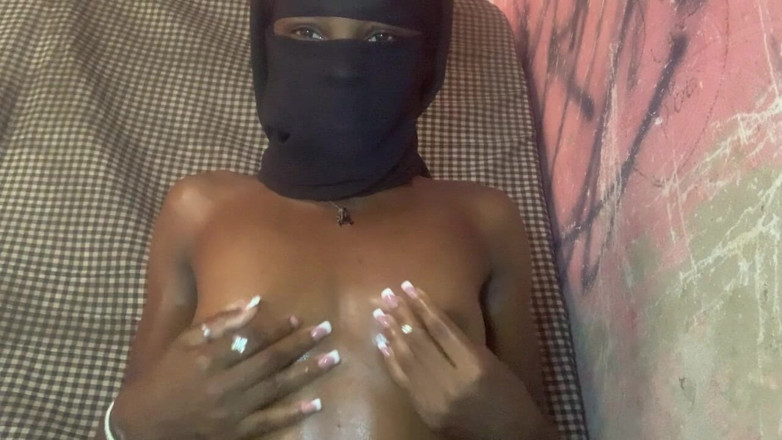 Browngurl234: Quente pequena negra gata curte momento solo acariciando seus peitos